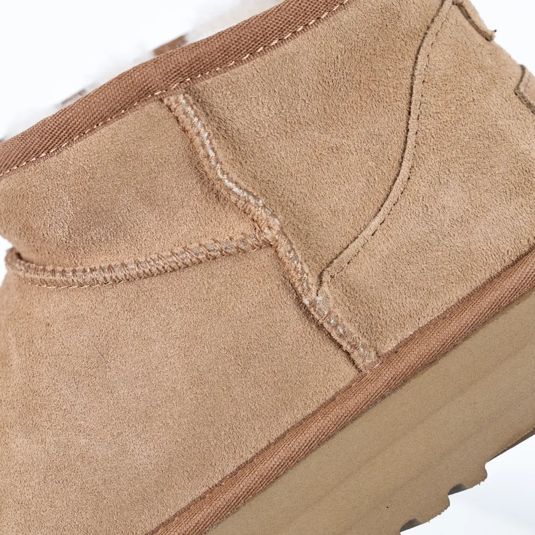 Pick up locally 💰560 Core recommended good price It is a very suitable choice for home furnishings. In the new year, uug launched a series of styles, which are partial to the preferences of young consumers and have also moved to the forefront of fashion trends. Shoe body material: water-repellent coated suede upper, 17 mm UGGPURE™ implantable wool insole, lightweight non-slip and comfortable rubber outsole, with brand LOGO and trademark, with full packaging Size: 35 36 37 38 39 40